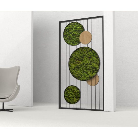 Aranżacja stworzona z kolistych paneli z mchem.